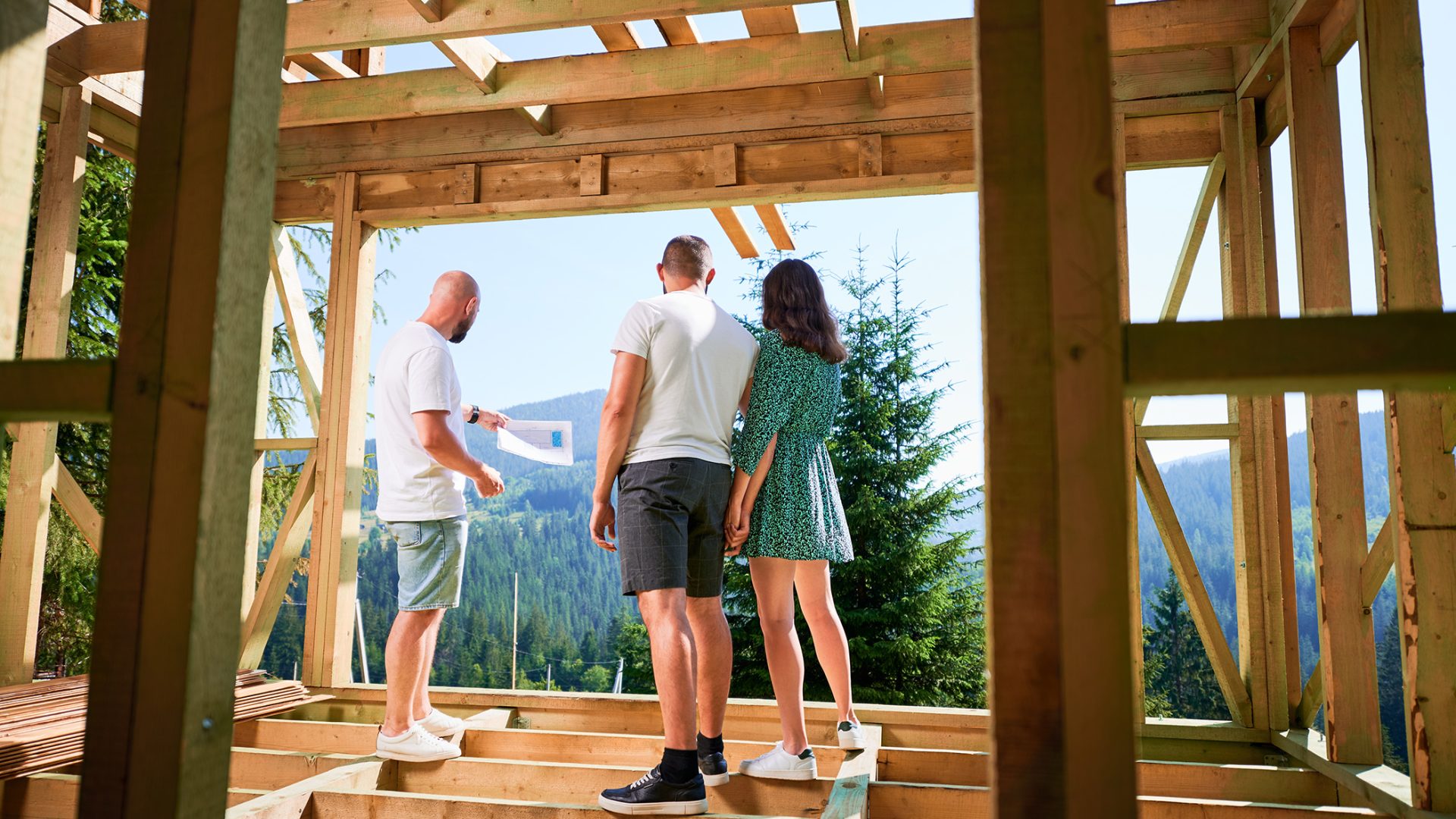 Architecte présentant les plans d'une maison ossature bois