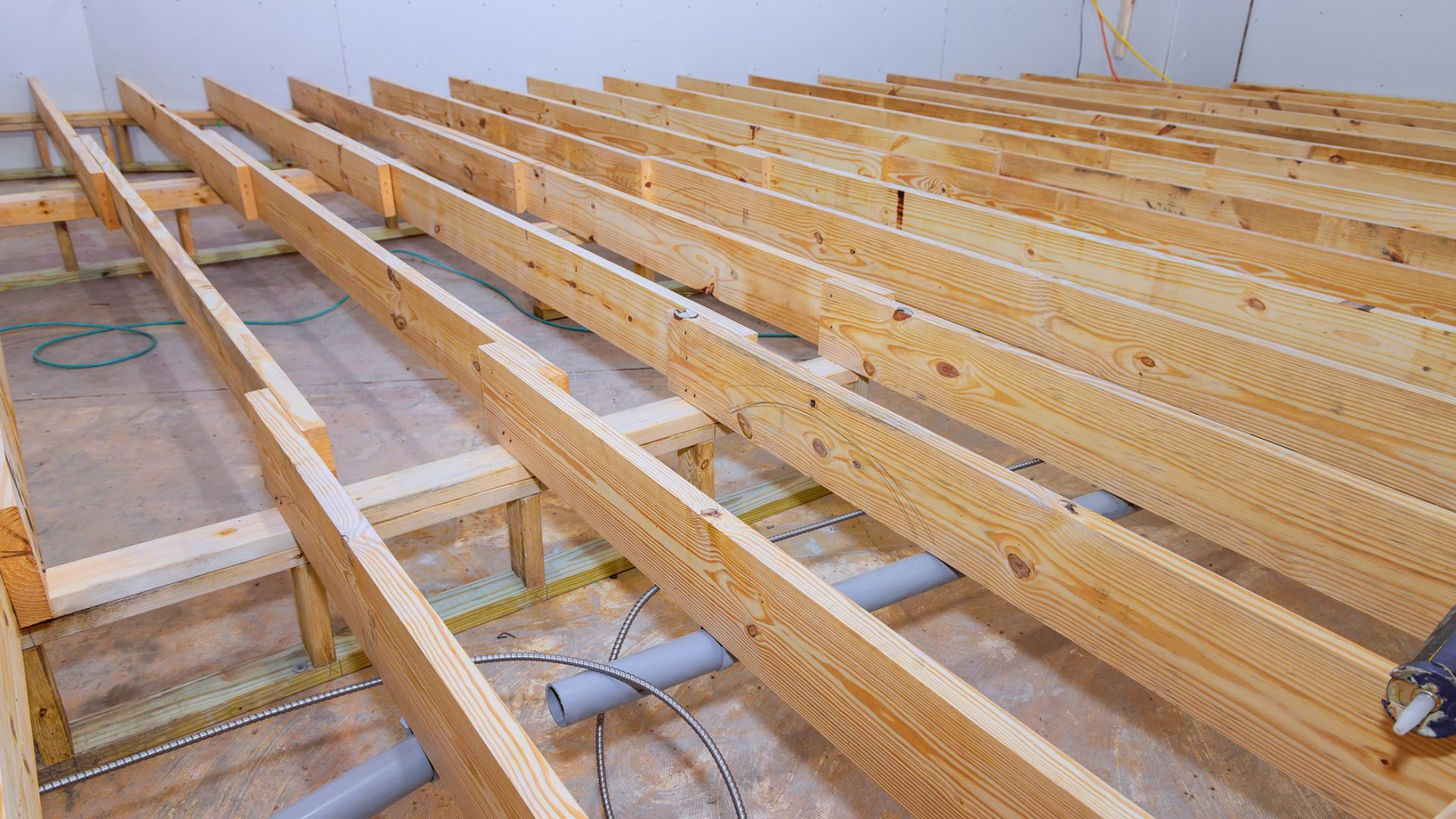 Pose de plancher bois en ossature - P&M Charpente Pays Basque